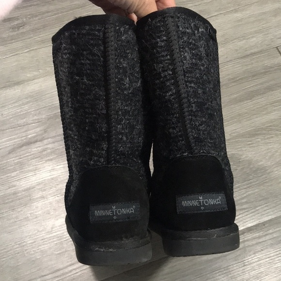 Minnetonka Black Suede and Sheepskin Fur Lined boots size 9 - Picture 8 of 11